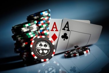 Result announcement showing winning hand and payout calculation